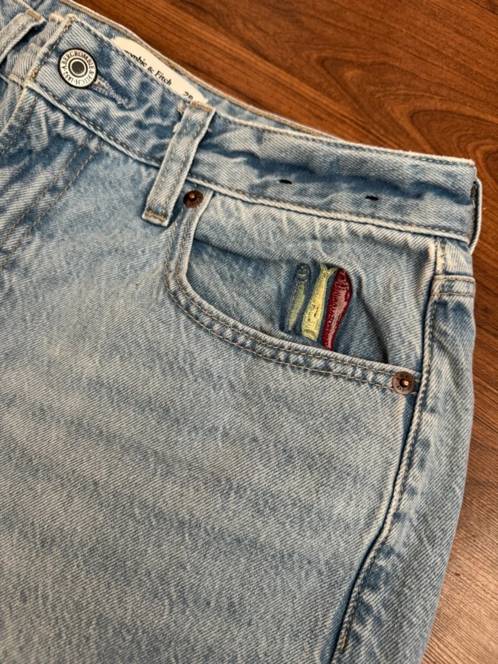 A&F Curve Love High Rise Wide Leg Fish Embroidery Jeans - Picture 12 of 13